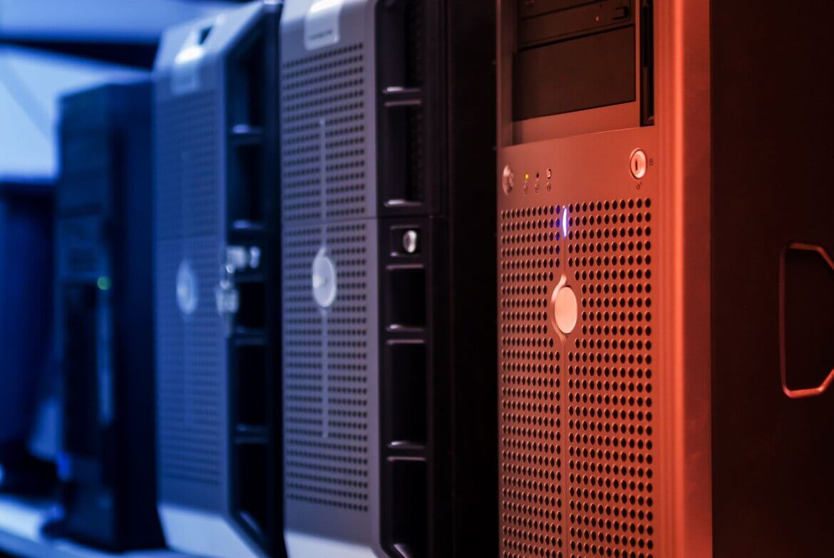 Baies de serveurs dans un datacenter